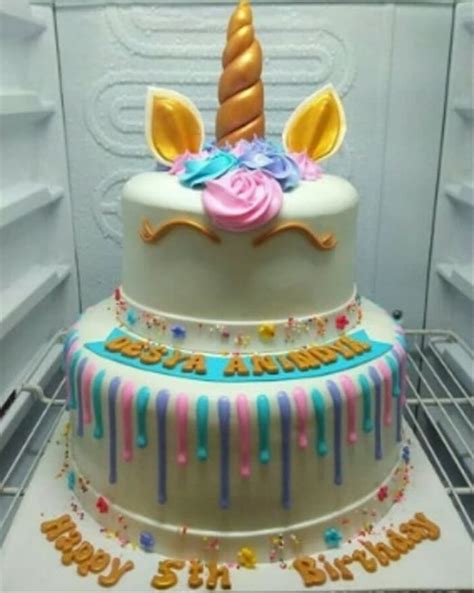 Sayangnya kue pesanan bentuk unicorn yang satu ini, tak lewat akun instagram awkward family photos, kue ulang tahun bentuk unicorn ini menarik perhatian. Kue Unicorn - Paimin Gambar