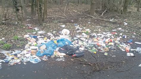 Riesensauerei Auf Demwanderparkplatz Müll Illegal Entsorgt