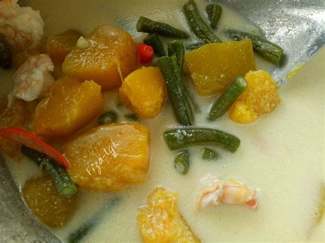Add the lemongrass and turmeric leave. MASAK LEMAK LABU KUNING DAN KACANG PANJANG | Fiza's Cooking