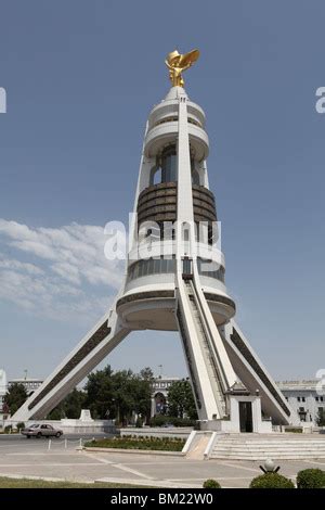Monument de neutralité à Ashgabat au Turkménistan construit avec du