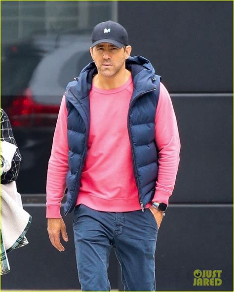 Blake Lively Ryan Reynolds Meet With Her Babe Robyn For A Coffee Run Photo Blake