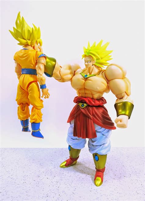 The set includes the figure, two pairs of optional. Combo's Action Figure Review: Broly: Dragon Ball Z (S.H.Figuarts)