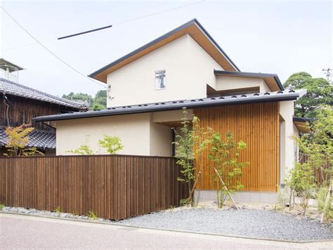 快醒醒，英雄。 距游戏首次公布的八年后， 《赛博朋克2077》终于正式和大家见面了。 进入夜之城的钥匙现在就握在你的手中。 是时候偷一波装. . 重要伝統的建造物群保存地区近くのお家。 街並みの雰囲気に ...