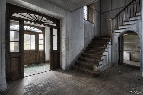 Front Door & Staircase Inside an Abandoned Mansion in Quebec [5190 x