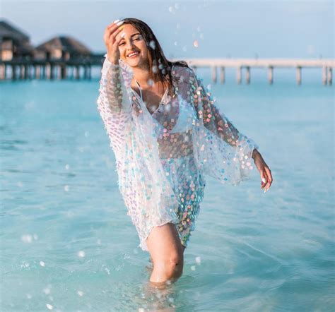 Sonakshi Sinha Shared Bold Photos From Maldives Sonakshi Sinha Wore Bikini मालदीव पहुंचते ही
