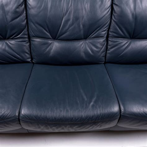 Auf dreisitzern können sie sich allein der länge nach ausstrecken und hinlegen. Leder Sofa Petrol Blau Dreisitzer Couch For Sale at 1stdibs