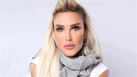 Seren serengil, ilk olarak 1977 yılında sarhoş filminde çocuk oyuncu olarak babası öztürk serengil ile birlikte oynadı. Seren Serengil darp iddialarına canlı yayında cevap verdi