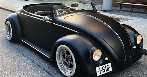 Volkswagen Beetle De Es Tranformado En Un Descapotable Negro