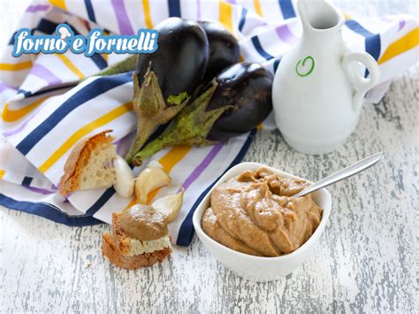 Caviale di melanzane (insalata) con pomodoro, cipolla bianca, olio d'oliva e sale marino con pane di lavanda. Caviale di melanzane, ricetta semplice e leggera con trucchi