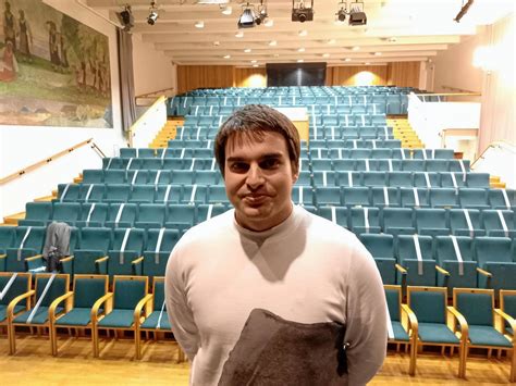 Porvoolainen Ismael Peura opiskelee harvojen valittujen joukossa teatteriohjaajaksi ...