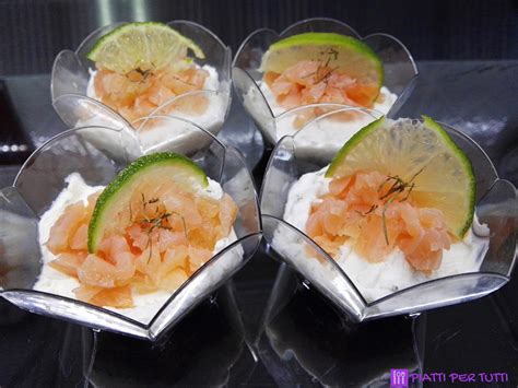 Coprite il filetto con sale e zucchero e lasciate marinare tutto in frigorifero per più di 24 ore. Antipasto con salmone affumicato - PiattiperTutti