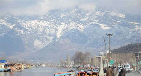 Media requires javascript to play. Weather improves in Kashmir, night chill continues in Leh ...