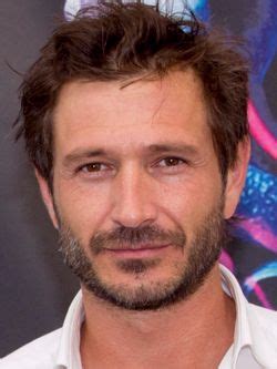 À la télévision, alexandre varga débute notamment dans les séries sous le soleil, les soprano puis devient un personnage. Alexandre Varga a 43 ans, né un 07 décembre