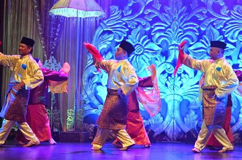 Tarian tradisional daerah yang pertama yaitu bedhaya ketawang. tHe jOuRnEy oF aRt: PANGGUNG SENI TRADISIONAL 2014 ...