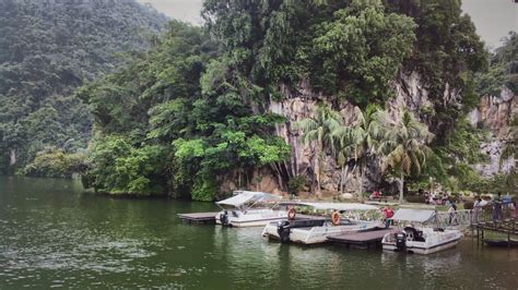Gunung lang recreational park 혹은 주변에서는 '정원을 품은 동굴 사원, 'kek lok tong' 산책하기' '이포의 힐링 호수 공원, 'gunung lang recreational park'에서 보트 타기' 등을 할 수 있습니다. Gunung Lang Recreational Park, Ipoh