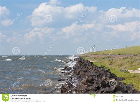 Em 1986, os países baixos proclamaram a nova 12ª província de flevoland, mas não separaram a em 14 de dezembro de 1287, o terpen e os diques que detinham o mar do norte fracassaram e a. Dique Com Os Moinhos De Vento Nos Países Baixos Imagens de ...