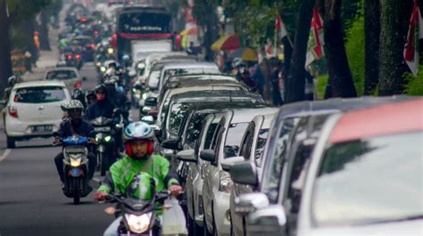 Diserbu Wisatawan Jalur Lembang Bandung Macet Parah