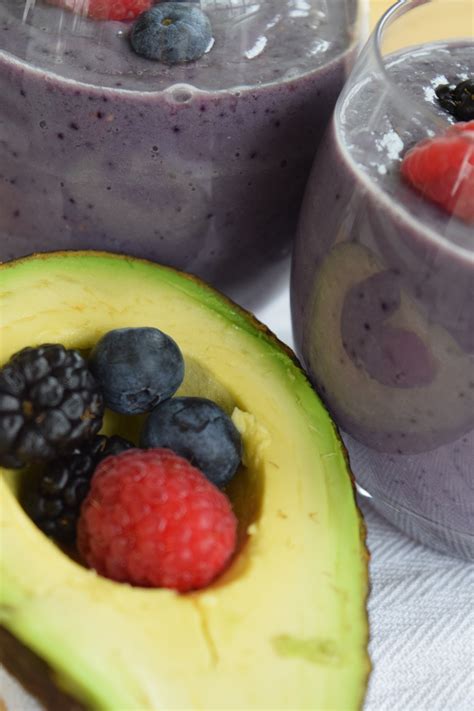 Wake up with this creamy & delicious coffee shake loaded with healthy fruits, veggies & nuts. avacado berry almond milk smoothie - All Nutribullet Recipes
