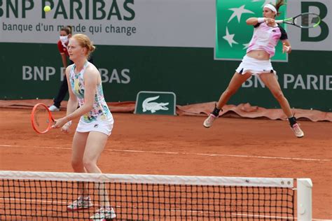 Roland Garros Greet Minnen Et Alison Van Uytvanck Sorties Au Er Tour Du Double L Avenir