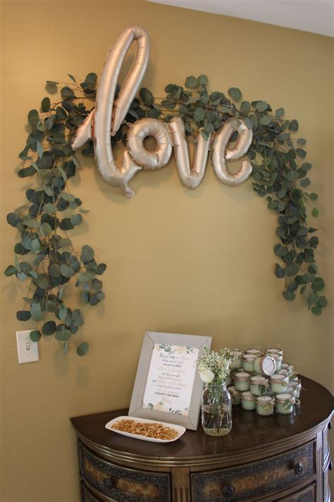 Easy bridal shower decoration ideas such as this are simple and personal, and most memorable for guests. Easy DIY Bridal Shower Photo Backdrop- Love Balloon (You ...