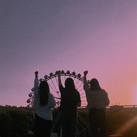 Gambar seadanya saja btw perhatiin di akhir video, no wa nya asli dikasih ke follower gw,tapi cuma satu orang aja gak kuat saban hari ngajak vc. Gambar mungkin berisi: satu orang atau lebih, langit dan ...