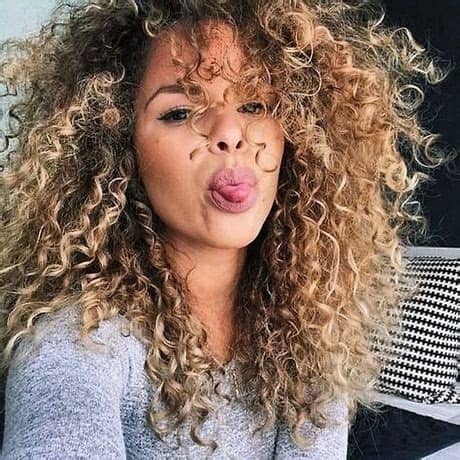 Jolie coiffure cheveux bouclés