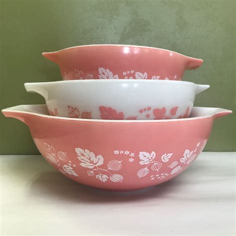 This Pyrex Set Features Three Mixing Bowls In Incredible Condition