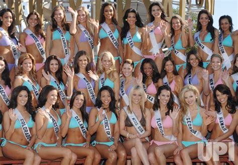 Photo Miss Usa Contestants Pose For Swimsuit Poster Lap