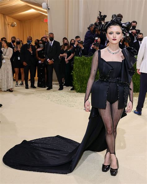 Maisie Williams Poses On The Red Carpet At The 2021 Met Gala 36 Photos