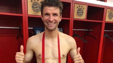 FC Bayern München Thomas Müller jubelt mit Nackt Foto nach Gala