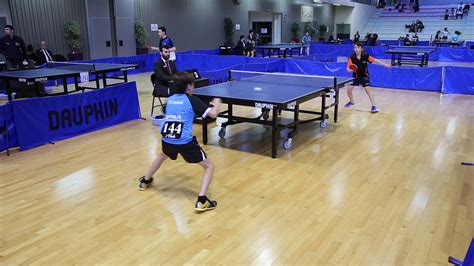 Les joueurs professionnels de tennis de table ont généralement tendance à se placer en retrait du bord de la table. Tennis de table Nationale 1 Ceyrat 2017 Roman contre ...