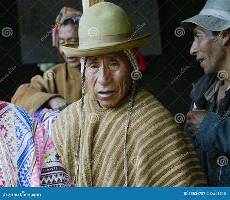 Hombre Peruano Nativo Que Lleva El Traje Andino Típico Fotografía