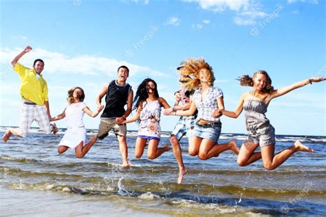 Adolescents Heureux Jouant à La Mer Photo Gratuite