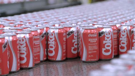 + eur 21,00 spedizione+ eur 21,00. New Coke: la "nuova" Coca-Cola anni '80 torna per Stranger ...