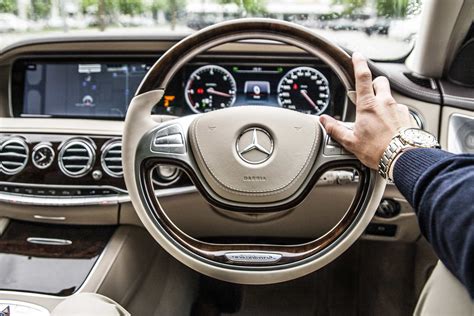 Kami juga melayani sewa / rental car plus sopir dengan berbagai jenis kendaraan type mobil antara lain toyota avanza, innova reborn, alphard, vellfire, fortuner vrz, hiace commuter, premio, isuzu giga hino elf long. Gambar Driver Mobil - Belajar Menggambar