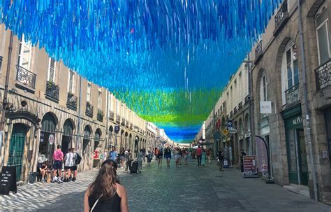 Rennes Un plafond de couleurs pour faire de lombre sur la principale rue commerçante