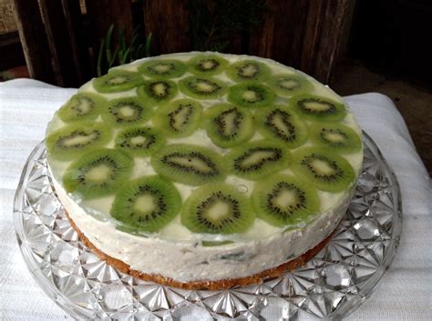 Das macht den kuchen wunderbar saftig. Kiwi-Joghurt-Torte - Aus meinem Kuchen und Tortenblog ...