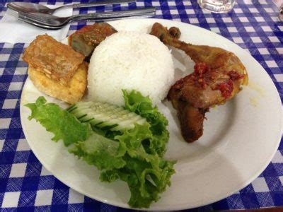 Pindah ke periuk nasi elektrik dan masak nasi seperti biasa. Ayam Penyet di Ayam Bakar Wong Solo - Saji.my