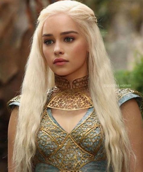 emilia clarke looks insane here emilia clarke daenerys targaryen game of throne daenerys