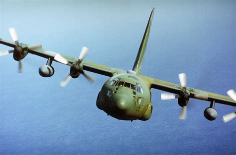 Chief test pilot for airlift aircraft wayne roberts makes it look easy as he puts the super herc through it's. Hasil gambar untuk lockheed hercules c130j | C 130 ...