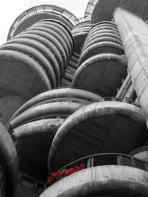 Torres blancas fue en su momento un experimento, una propuesta original propiciada por dicha constructora, cuyo protagonismo en la cultura de los 60 resultó decisivo en el apoyo a la vanguardia. Edificio Torres Blancas de Sáenz de Oiza en Madrid