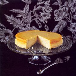 The ricotta created a lighter texture and more subtle flavor—eschewing the heaviness of a traditional cheesecake. Cheesecake met banaan en toffeesaus - recept - okoko recepten