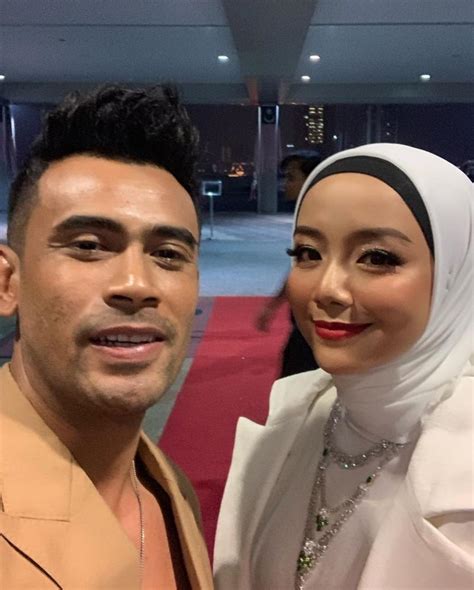 Nasib lah mira filzah baik. Baju tayang dada, peminat dakwa Remy Ishak 'seeksi' (VIDEO ...