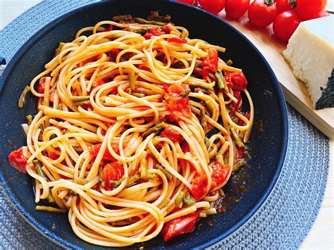 Si sposa benissimo anche con primi piatti e risotti, diventa un'alternativa alla classica besciamella ad esempio nelle lasagne al ragù bianco di zucchine, perfetta anche per una parmigiana bianca di. Linguine con asparagi e pomodorini Pachino - Ricette al Volo