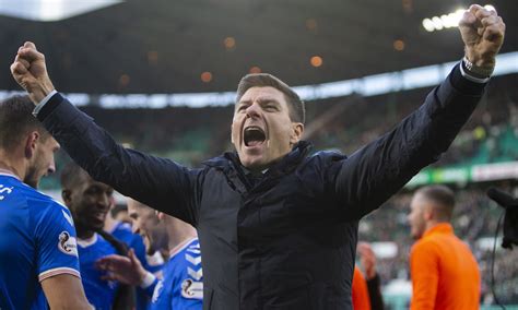 Steven gerrard with alfredo morelos, 'the erratic epitome of a managerial challenge'. Glasgow Rangers : Les invincibles de Steven Gerrard - BeFoot