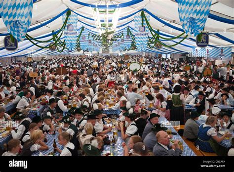 Deutschland Bayern München Oktoberfest Menschen In Bayrischer