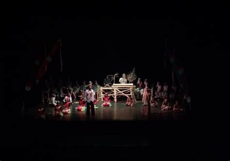 Seperti yang kita ketahui, bahwa (soal) seni budaya terbagi menjadi 4, yaitu seni musik, seni rupa, seni tari, dan seni teater. Kritik Teater Seni Budaya : Kritik Teater Tulisan ...