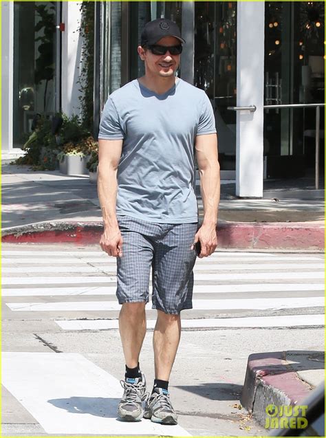 Photo Jeremy Renner Is So Ripped His Veins Are Popping Out 01 Photo
