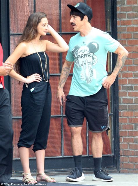 Red Hot Chilli Peppers Anthony Kiedis Holds Hands With Mystery Brunette In New York Daily