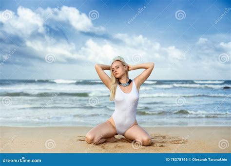 Donna Nel Costume Da Bagno Bianco Sulla Spiaggia Fotografia Stock Immagine Di Adulto Corpo